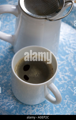 Du vrai café faite simplement dans la verseuse avec passoire du thé Banque D'Images