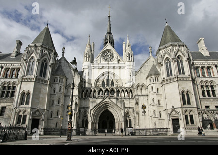 Les cours royales de justice dans le Strand à Londres UK Banque D'Images