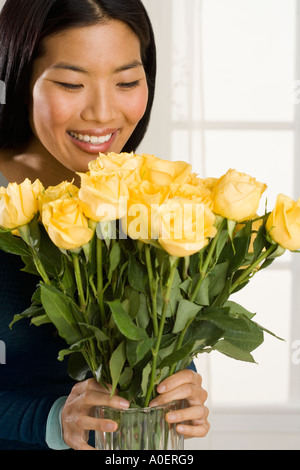 L'organisation de femme dans un vase de fleurs Banque D'Images