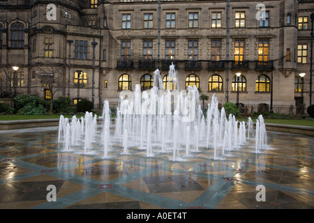 Le Goodwin fontaine en face de l'hôtel de ville de Sheffield en haut de Fargate dans le Peace Gardens Banque D'Images