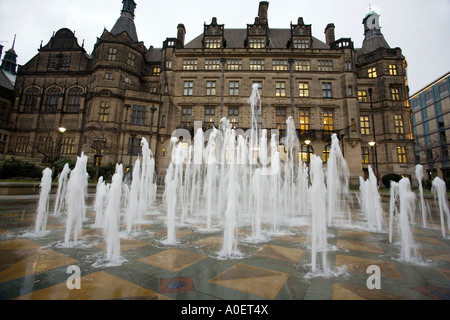 Le Goodwin fontaine en face de l'hôtel de ville de Sheffield en haut de Fargate dans le Peace Gardens Banque D'Images