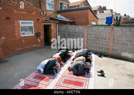 La prière du vendredi à la mosquée Tayyabah dans le quartier de Birmingham UK Zone Fin Banque D'Images