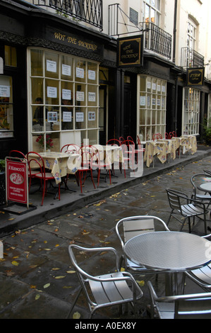 Tables à l'extérieur le Wot Dickens Cafe à Woburn Walk London Banque D'Images