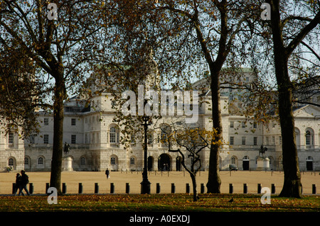 Horse Guards Parade à travers les arbres de St James's Park, London, England, UK Banque D'Images