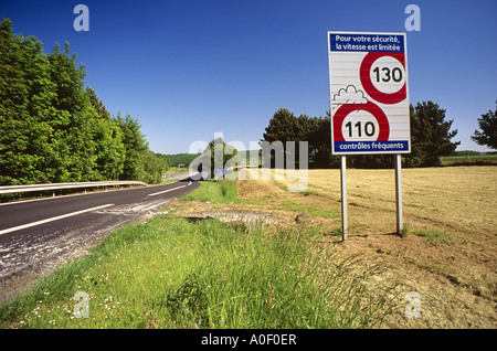 Limite de vitesse français sur l'A26 autoroute E15 pour les conditions humides et sèches. Banque D'Images