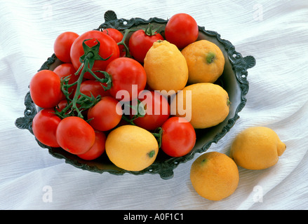 Les tomates et les citrons dans un bol d'étain citron tomate toskana toscana toscane toscane italie Europe fruits fruits nourriture typiquement italien Banque D'Images