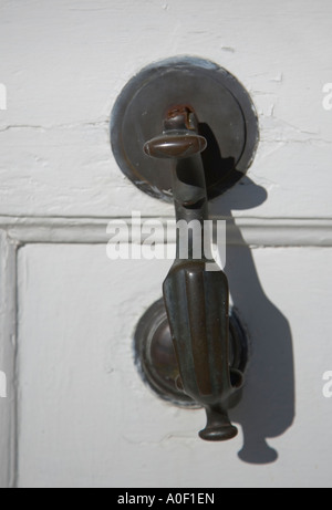 Poignée sur une vieille porte en bois Banque D'Images