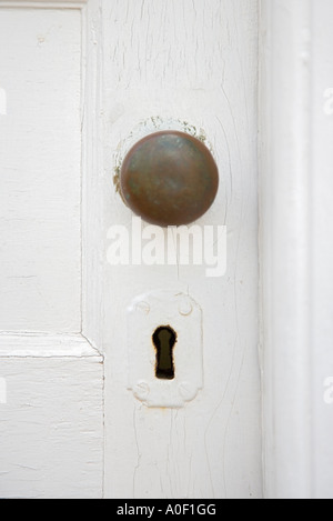 Poignée de porte et de serrure sur une porte en bois Banque D'Images