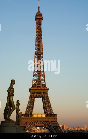 La Tour Eiffel au coucher du Soleil vue du Trocadéro Banque D'Images