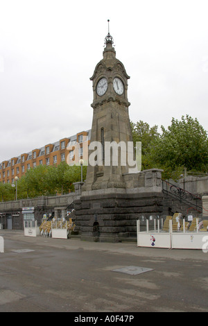 Tour de l'horloge sur la promenade du Rhin touristes Dusseldorf ALLEMAGNE Banque D'Images