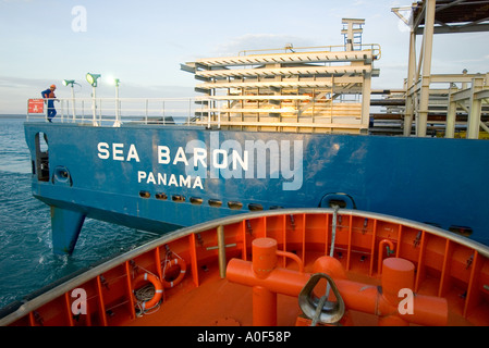 Le guidage d'un remorqueur dans le port pétrolier Banque D'Images