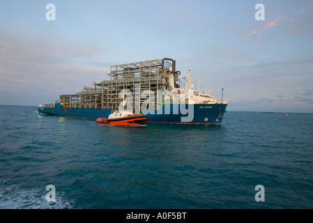 Le guidage d'un remorqueur dans le port pétrolier Banque D'Images