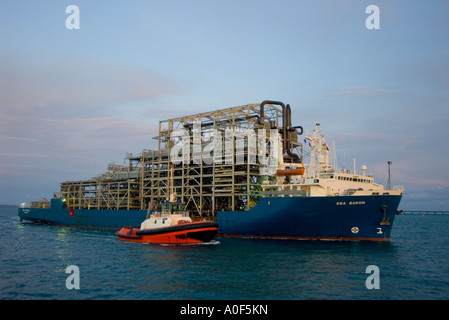 Le guidage d'un remorqueur dans le port pétrolier Banque D'Images