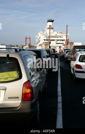 Voitures prêtes à des ferry à St Malo en France Banque D'Images