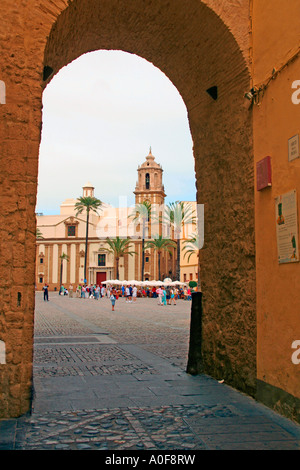 L'ancienne porte Arco de la Rosa Plaza de la Catedral Cadiz Andalousie Espagne également, l'église de Santiago Inglesia de Santiago Banque D'Images