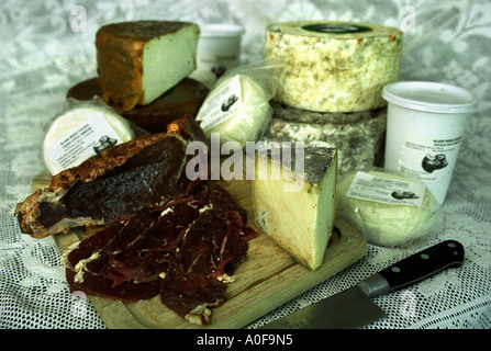 Y COMPRIS LES PRODUITS IAMBORS AU PASTRAMI ET JUNAS LE FROMAGE DE UN TROUPEAU DE BISONS DANS L'OUEST DE CRANMORE SOMERSET UK Banque D'Images