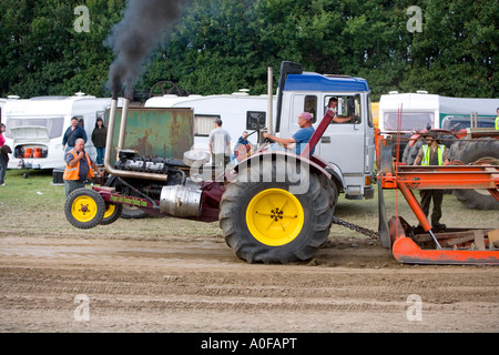 Le tracteur tirant un événement au salon de l'agriculture en Angleterre Banque D'Images