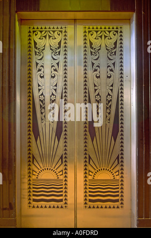 L'Art Déco porte de l'ascenseur, hall du bâtiment historique du gaz de l'étoile solitaire (1931), Dallas, Texas, USA Banque D'Images