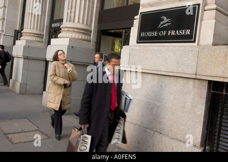 Clients passent par l'entrée de House of Fraser department store sur l'extrémité nord du pont de Londres Banque D'Images