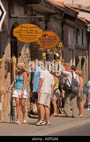 Les touristes regarder les produits locaux à vendre à Larnaca, Chypre boutiques Banque D'Images