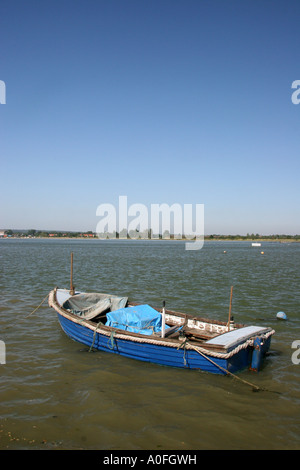 Bateau de pêche bleu portant dans l'eau à Maldon en Essex Banque D'Images
