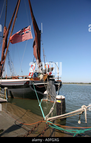 Battant pavillon rouge de l'arrière d'une barge à Maldon Essex Banque D'Images