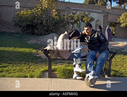 Un couple en pleine discussion dans le jardin du mausolée de Hafez, l'Iran, le plus célèbre poète à Shiraz, Iran. Banque D'Images