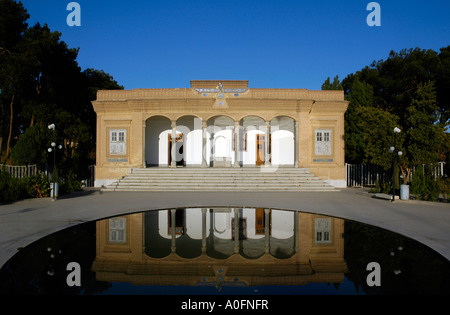 Le Temple du feu zoroastrien reflète dans son étang de jardin, Yazd, Iran Banque D'Images