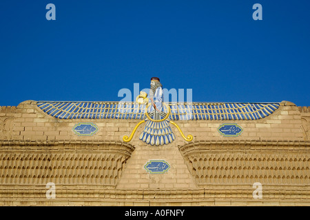 Une photo horizontale du symbole ailé de la religion zoroastrienne, au-dessus de l'entrée du temple du feu de Yazd, Iran. Banque D'Images