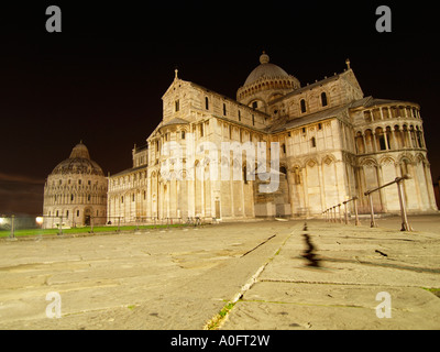 Campo dei Miracoli de nuit avec le Duomo et le baptistère de Pise Toscane Italie visibles Banque D'Images