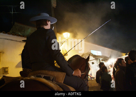 L'homme à cheval de nuit dans Golega, Portugal Banque D'Images