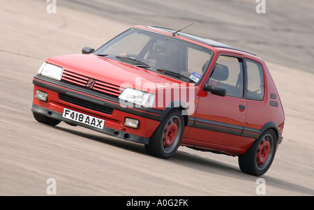 Peugeot 205 rouge 19 gti voiture berline Banque D'Images