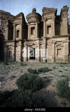 Large vue sur le monument connu sous le nom de Al Dier ou monastère dans l'ancienne ville rouge rose de Petra en Jordanie Banque D'Images