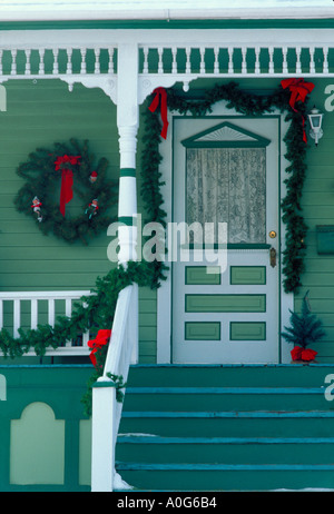 Maison victorienne peint en vert avec porche et porte décorée pour Noël, Missouri USA Banque D'Images