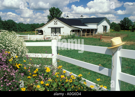 Grange Blanche pittoresque comme vu à partir de la maison avec jardin clôture blanche et chapeau de paille, Midwest USA Banque D'Images