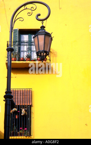 Lampadaire et fenêtres agrémentées de près de l'allée piétonne Caminito La Boca Buenos Aires Argentine Banque D'Images