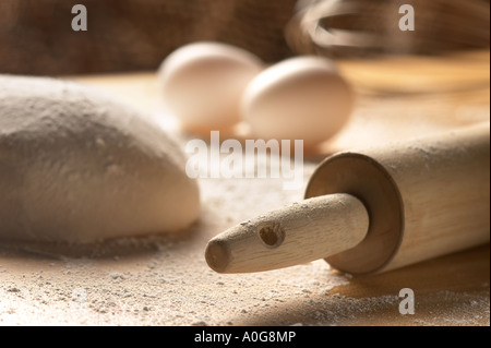 Comptoir de boulangerie avec des oeufs, pâte et Rolling Pin Banque D'Images