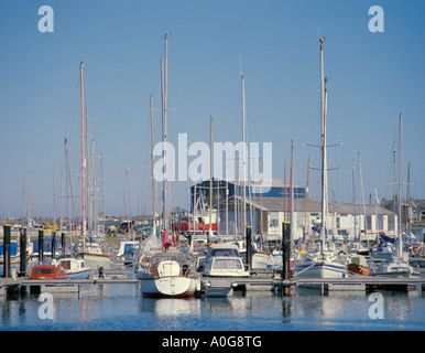Les yachts et les bateaux de plaisance, amble marina, déambulent, Northumberland, England, UK Banque D'Images