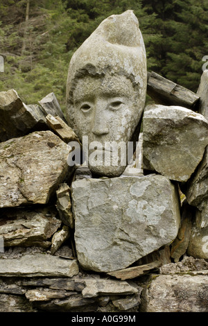 Quorum et une exposition prolongée dans les têtes sculptées en pierre du mur d'un moutons sculptés par Matt Baker Galloway Forest Park Ecosse Banque D'Images