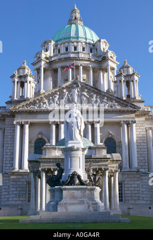Belfast City Hall et la statue de la reine Victoria, l'Irlande du Nord Banque D'Images