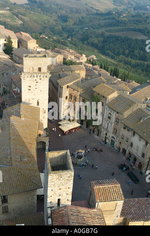 Vue sur les toits de San Gimignano, Toscane, Italie. Regardant vers le bas sur la Piazza della Cisterna de la Torre Grossa Banque D'Images