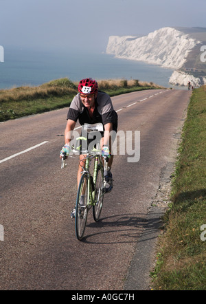 Photographie de stock cycliste Triathlon Triathlon 2006 West Wight sur A3055 en direction de la Baie d'eau douce d'aiguilles Banque D'Images