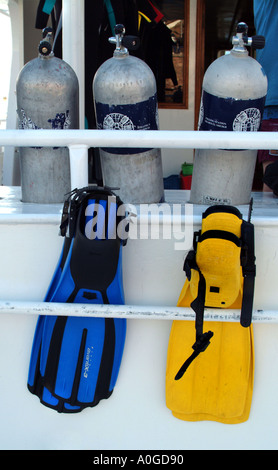 Les réservoirs d'air et les ailettes à l'arrière de l'un des bateaux de plongée à Naama Bay Sharm El Sheikh Égypte Banque D'Images