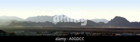 Montagnes du Sinaï avec la ville au premier plan dans la Naama Bay à Sharm El Sheikh Égypte Banque D'Images