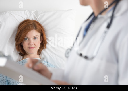 Médecin et patient avec graphique Banque D'Images