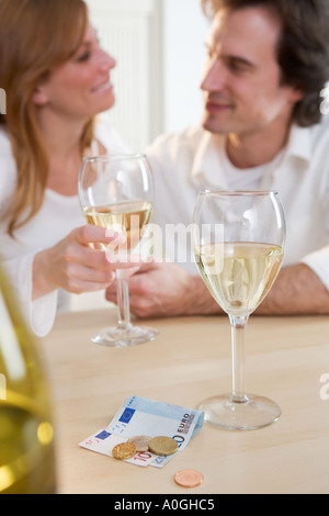 Couple enjoying wine Banque D'Images
