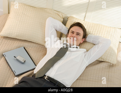 Gros plan du businessman resting on bed Banque D'Images