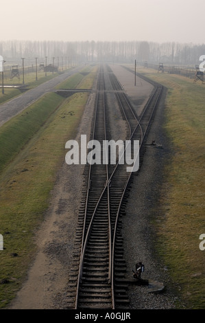 Vue depuis la tour de guet, de la fin de la ligne de chemin de fer à Auschwitz - Birkenau camp de concentration, près de Cracovie, Pologne. Banque D'Images