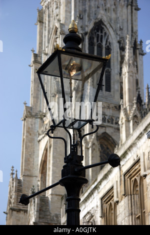 Close up detail d'une lampe à gaz à côté de la cathédrale de York Banque D'Images