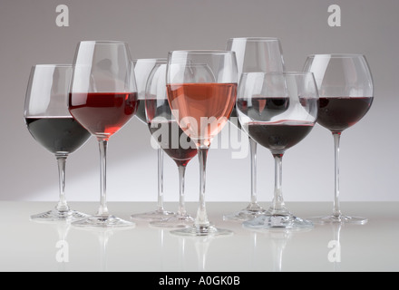 Beaucoup de verres de différents vins rouges Banque D'Images